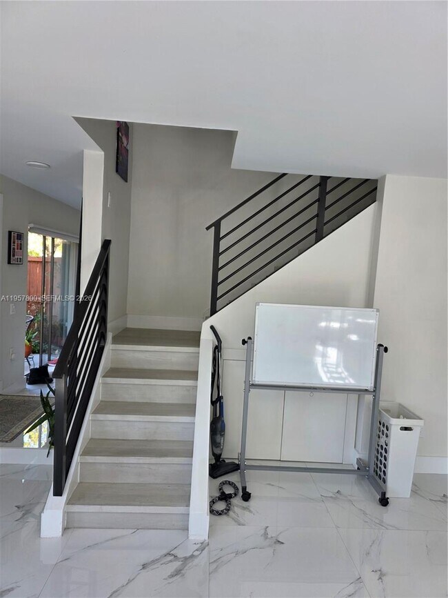 Building Photo - 6904 SW 114th Pl