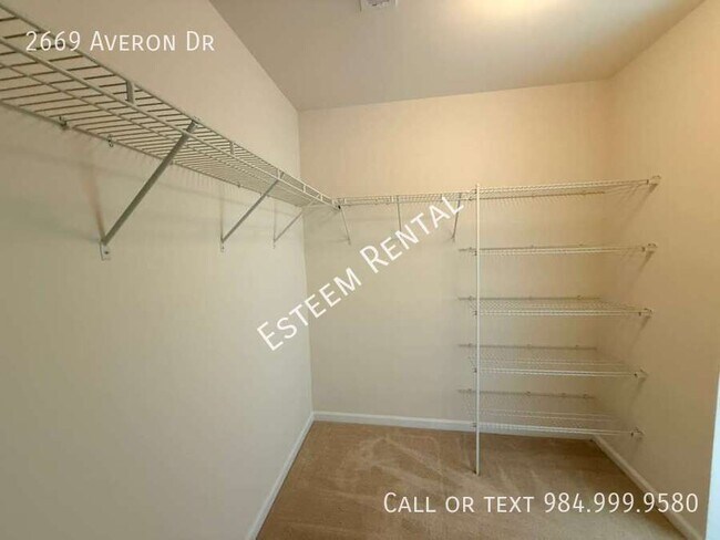 Building Photo - 2669 Averon Dr