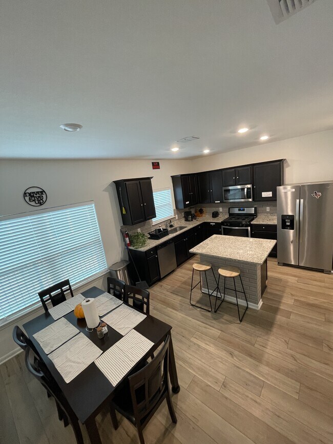 Building Photo - 10829 Emerick St