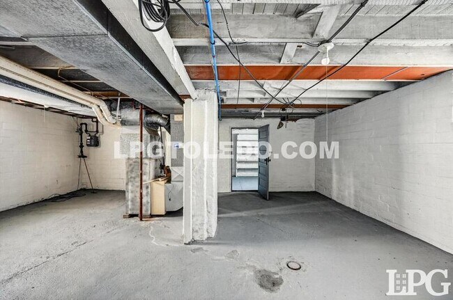 Building Photo - 3318 Stickney Ave
