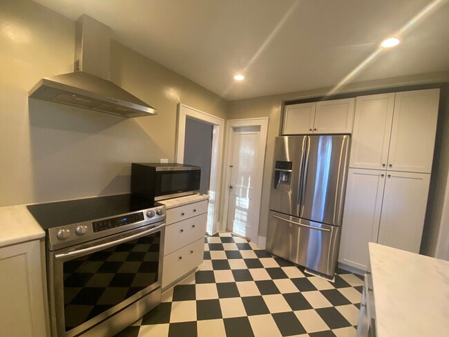 Building Photo - 1003 N 16th St