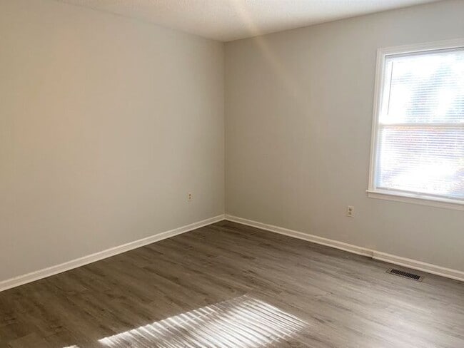 Building Photo - Charming Brick Ranch on a Cul-de-sac! MOVE...