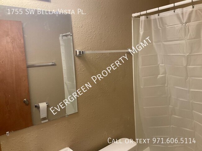 Building Photo - 3BR/2BA Open Floor Plan Kitchen Home- Spac...