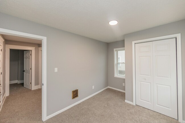 Building Photo - 1038 W 11th St