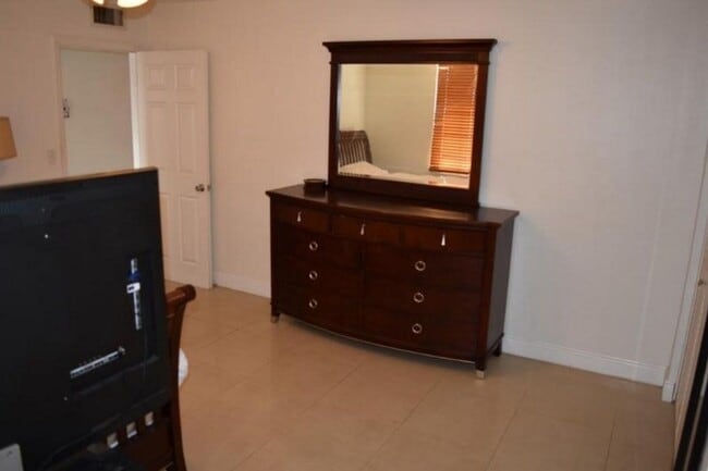 Building Photo - 1725 James Ave