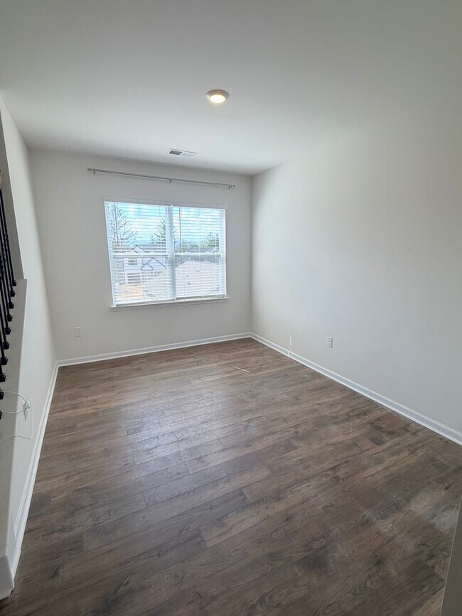 Building Photo - Beautiful 4 Bed, 2.5 Bath Home - Lawn Care Included!