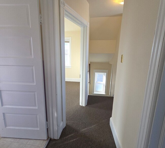 Building Photo - 3 bedroom house For Rent