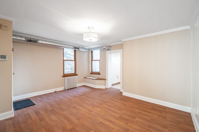 Building Photo - Luxury Home - South Side Flats