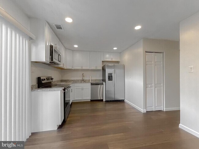 Building Photo - 11859 Oak Manor Dr