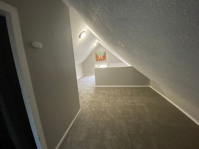 Building Photo - Very attractive 2BR 1/2 duplex