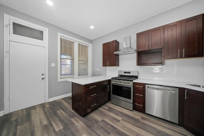 Building Photo - 2115 W Armitage Ave