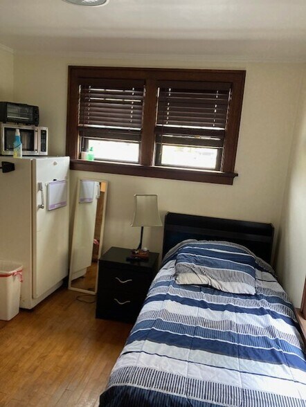 Room - 118 Pine St