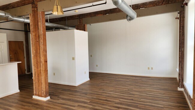 Building Photo - Flowers Building Condominiums Convenient To Downtown!!