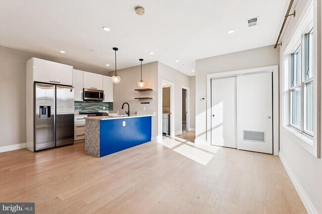 Building Photo - 1102 Staples St NE