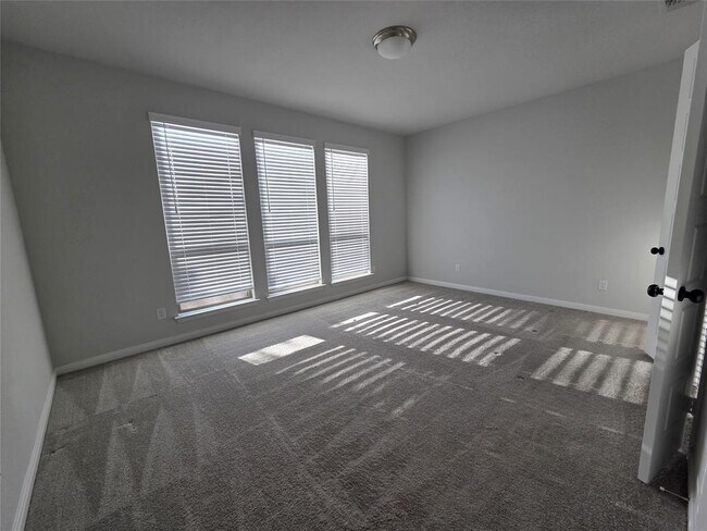 Building Photo - 221 Bauer Lp