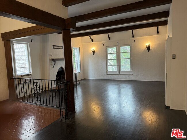 Building Photo - 1132 N Vista St