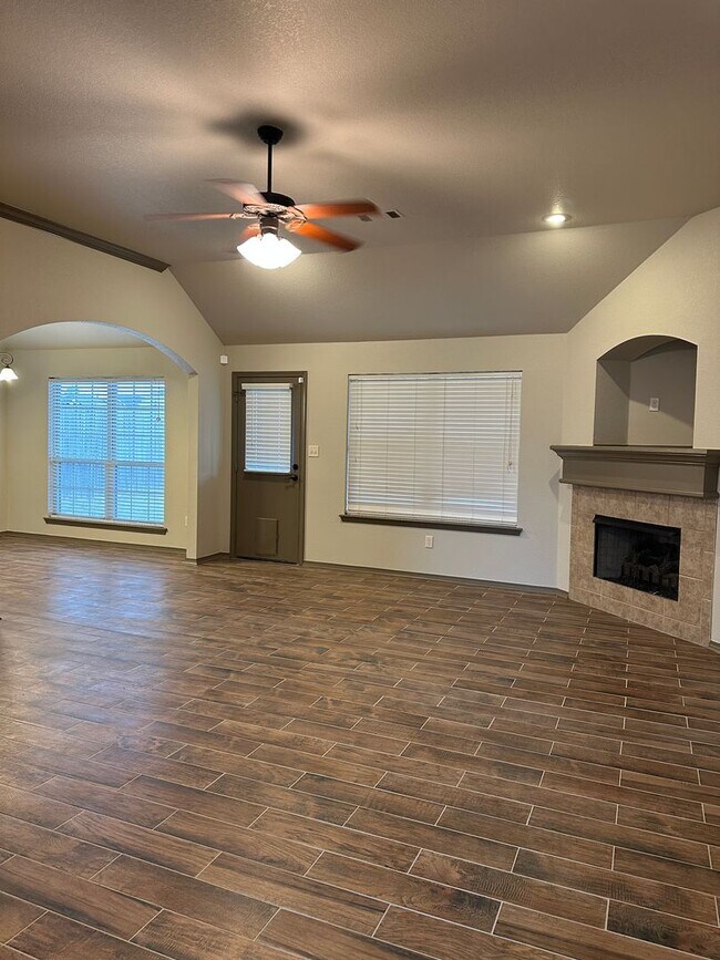 Building Photo - $2,200.00 Move-in-Special