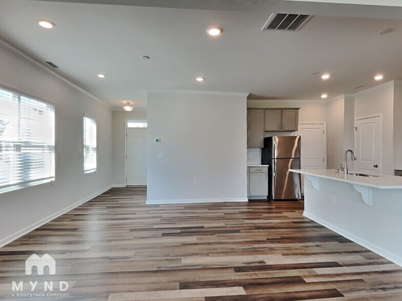 Building Photo - 1621 Trembley Pk Dr