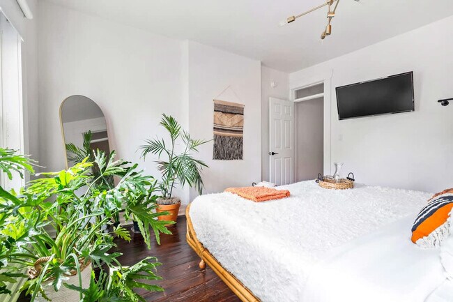 Building Photo - 98 Brickel St