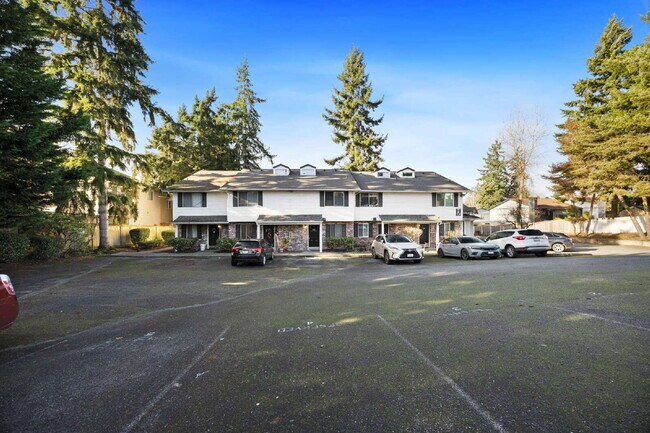 Building Photo - TOWNHOUSE IN KENT! Two story condo/townhouse 2 bedroom 1.5 bathroom TOWNHOUSE in Kent at Colonial...