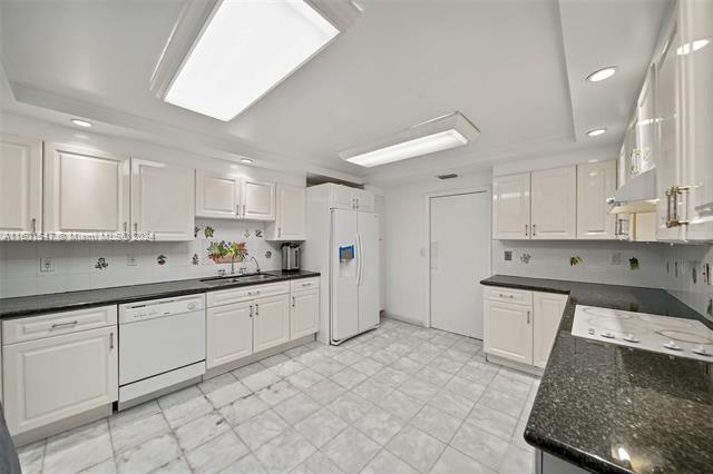 Building Photo - 10155 Collins Ave