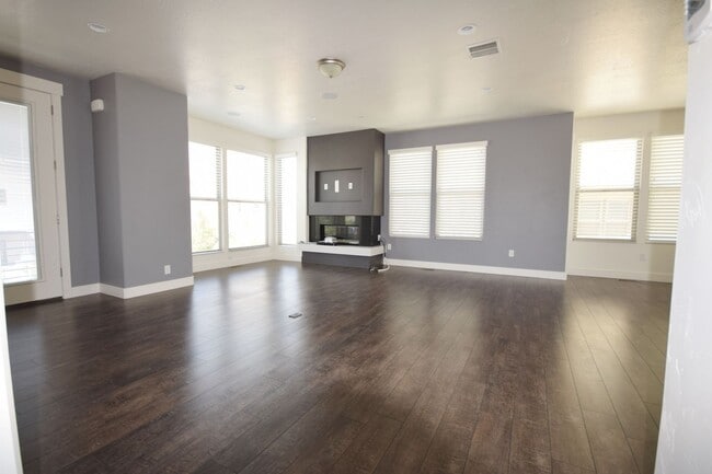 Building Photo - Grames-Daybreak