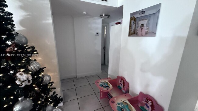 Building Photo - 8860 Fontainebleau Blvd