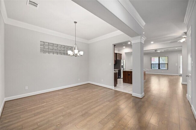 Building Photo - 833 W 24th St