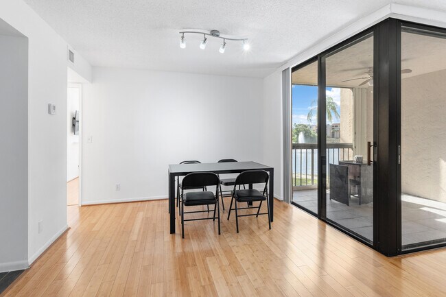 Building Photo - 750 Egret Cir