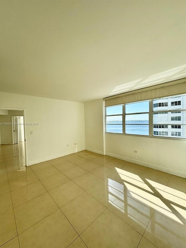 Building Photo - 801 Brickell Bay Dr