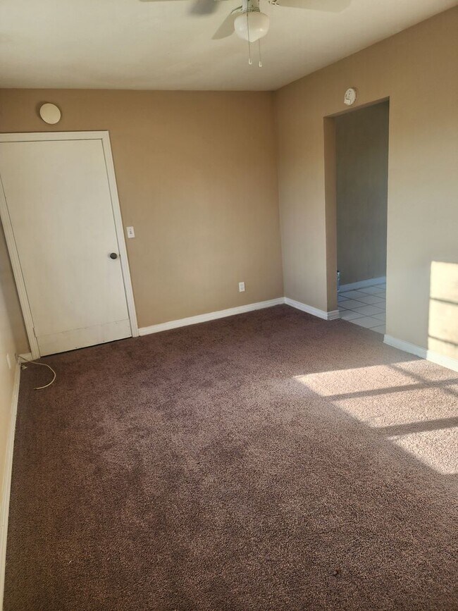 Building Photo - Accepting Section 8 Vouchers