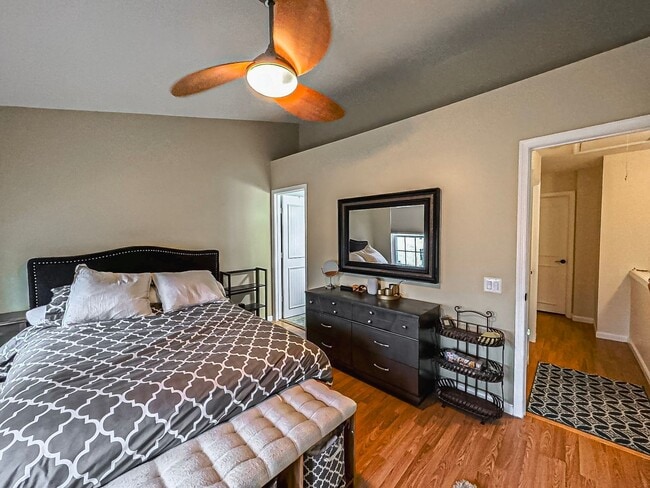Building Photo - Light-filled and Spacious 3 Bed 2 Bath Tow...