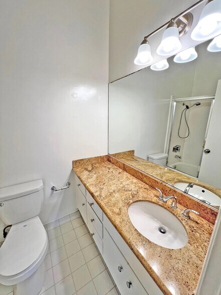 Building Photo - 11936 Darlington Ave