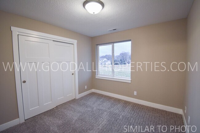 Building Photo - Wonderful 5 bedroom, 3.5 bath with a finis...