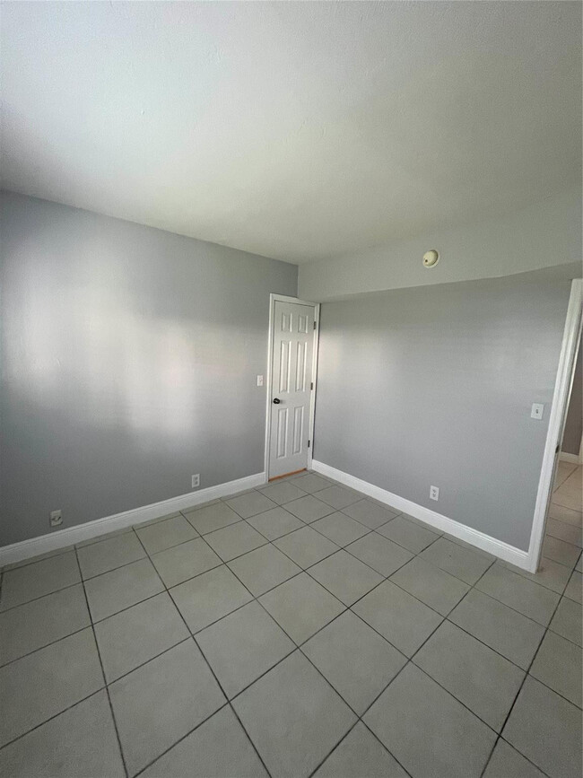 Building Photo - 1311 NE 18th St