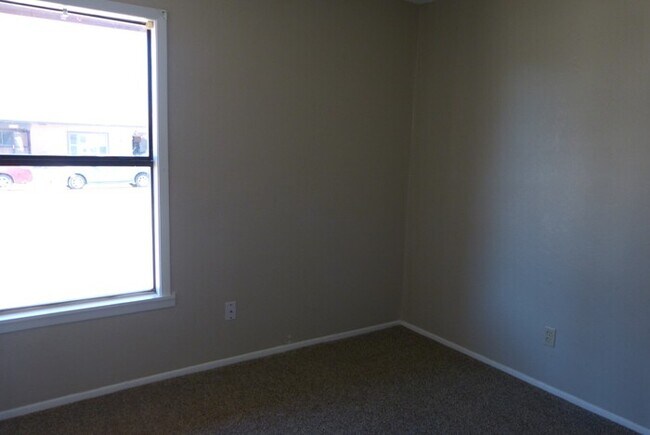Building Photo - Cute 3 bedroom!