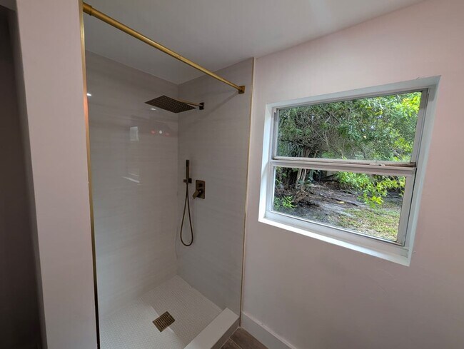 Building Photo - Bright & Updated Rental Near Downtown Fort Lauderdale