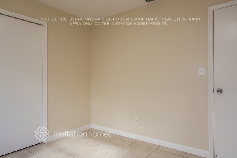 Building Photo - 700 S Rainbow Dr