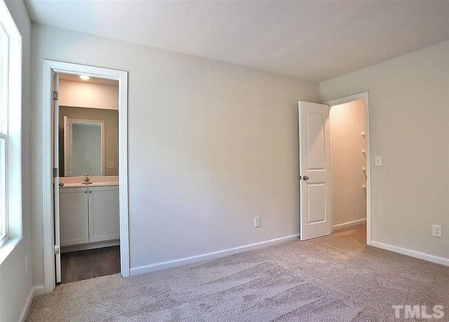 Building Photo - 2 Bedroom Townhome Available June 2026!