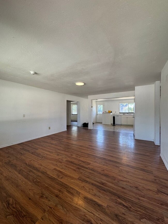 Building Photo - PET FRIENDLY 4 Bedroom 2 Bath
