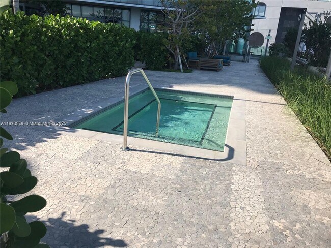 Building Photo - 650 NE 32nd St