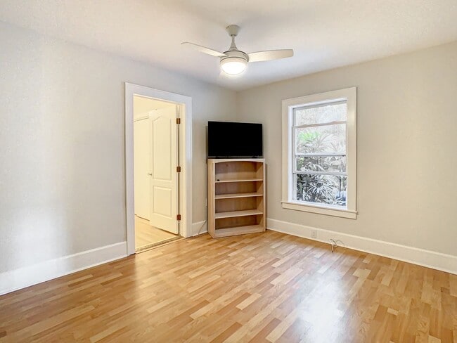 Building Photo - Charming two bedroom two bathroom cottage in North St. Petersburg Fully Updated.