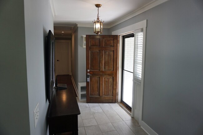 Building Photo - 109 E Sand Hills Dr