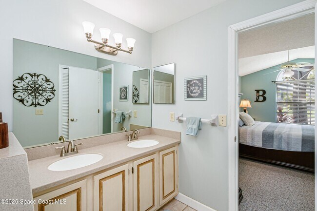 Building Photo - 4351 Silver Lake Dr