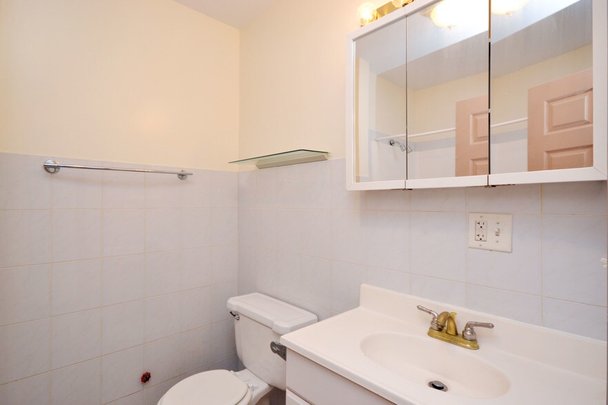 Bathroom - 952 W Windsor Ave
