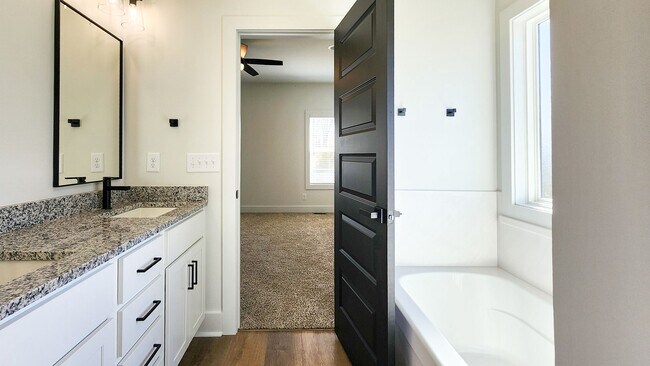 Building Photo - High-End Touches & Flexible Space in a Bea...