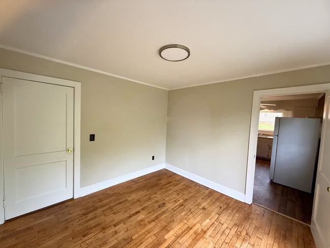 Building Photo - Spacious 2 Bed House | Private Patio + Sliding Door Dining Area