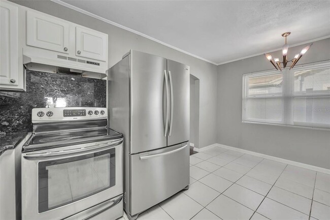 Building Photo - 1811 Park Lake St