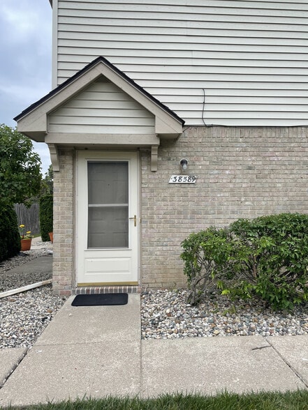 Primary Photo - 38589 Wellington Dr