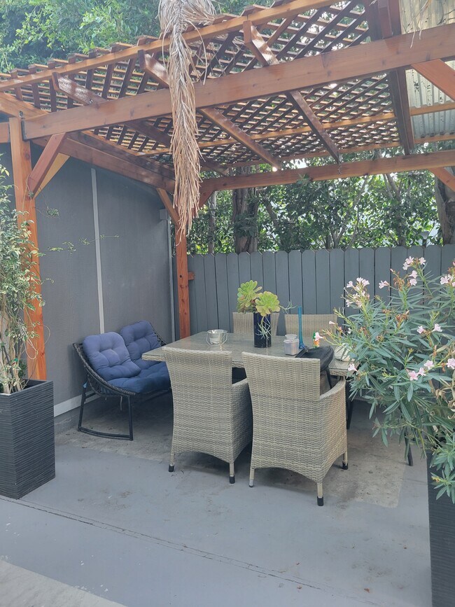 Pleasant Area - 103 N Hayworth Ave